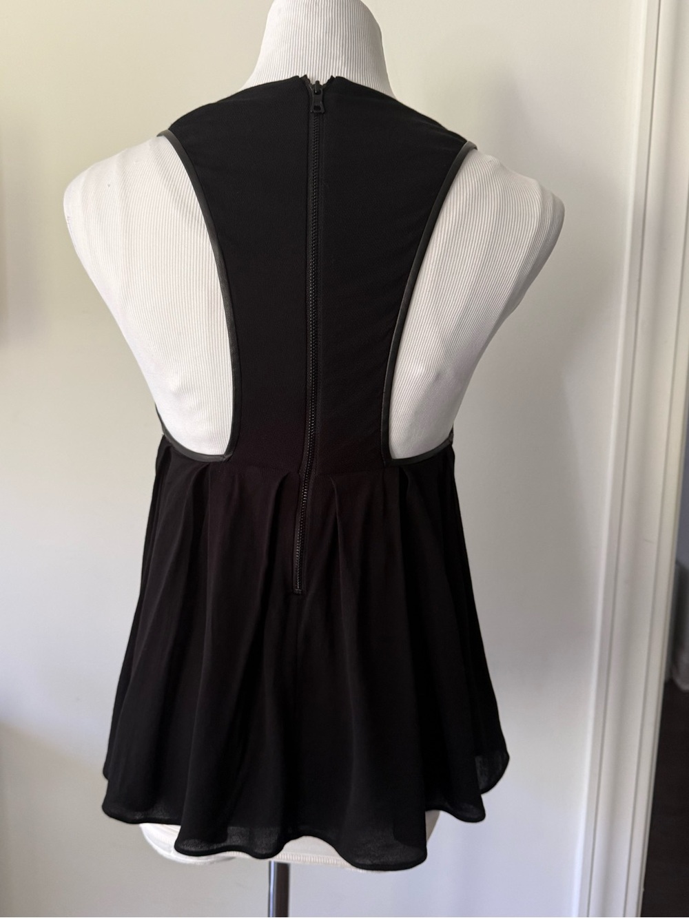 ALICE + OLIVIA Racer Back Top Size Small - Picture 4 of 10